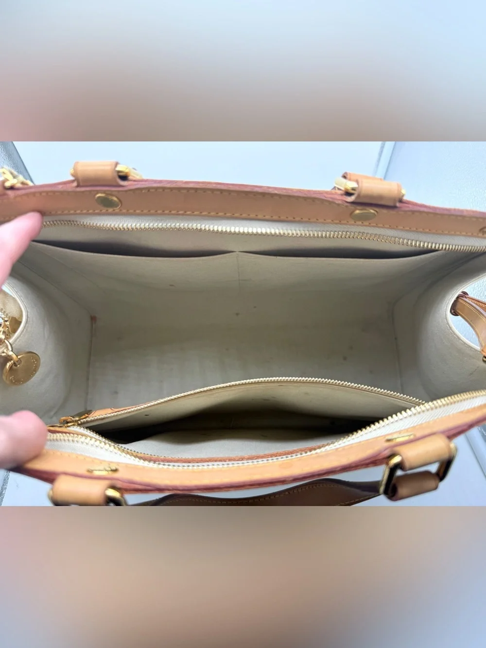 Authentic Louis Vuitton Vernis Brea GM in Blanc Corail